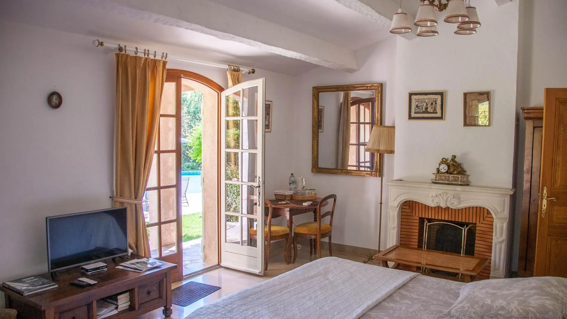 Le Bois Des Combes La Bignone Bed and Breakfast Lorgues